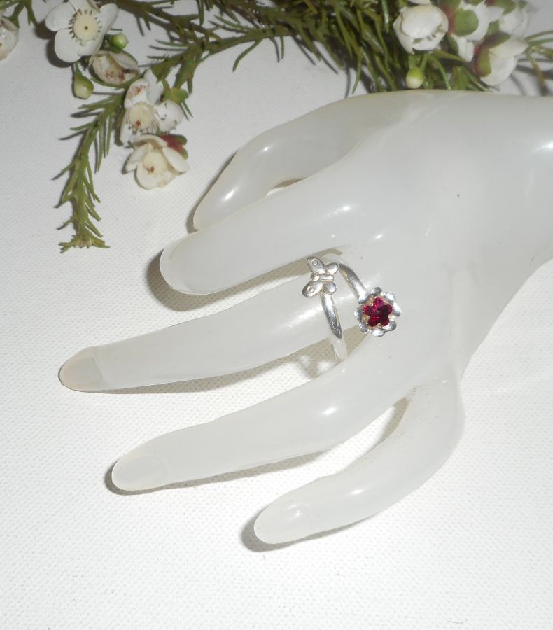 Origineller Ring aus 925er Silber mit Kristallblume und Schmetterling