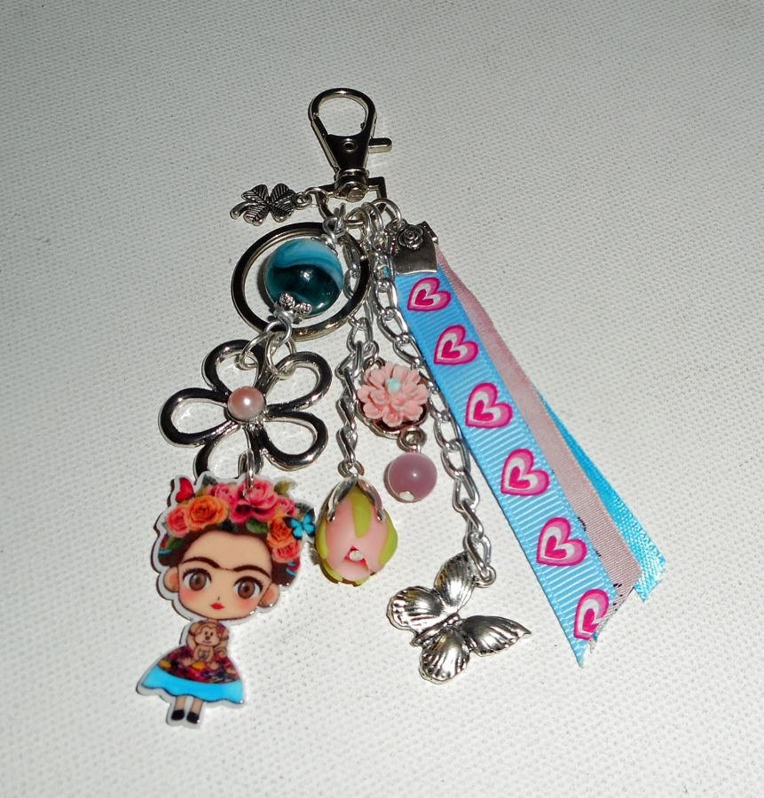 Taschen-/Schlüsselanhänger-Schmuck Frida in Rosa und Blau mit Blumen und Bändern