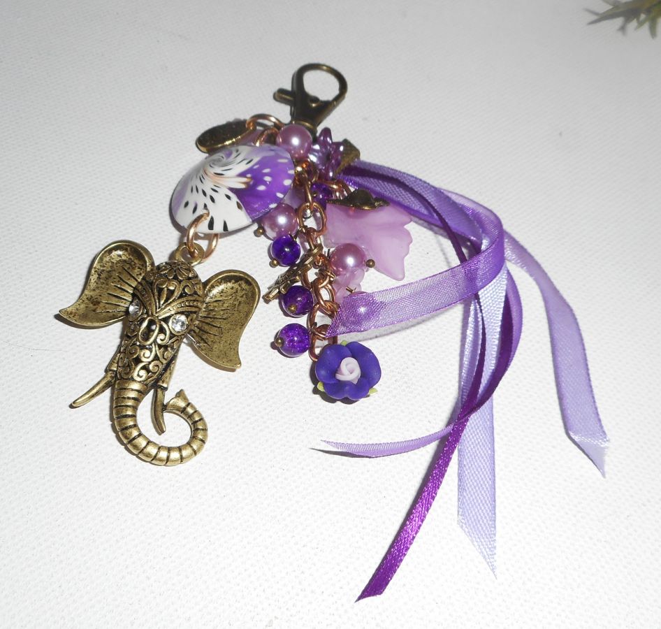 Taschen-/Schlüsselanhänger-Schmuck Elefant mit Tonperlen, Glas und lila Bändern