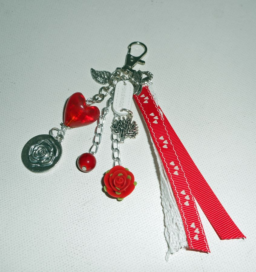 Taschenschmuck/Schlüsselanhänger Herz aus rotem Glas mit Spitze und Bändern