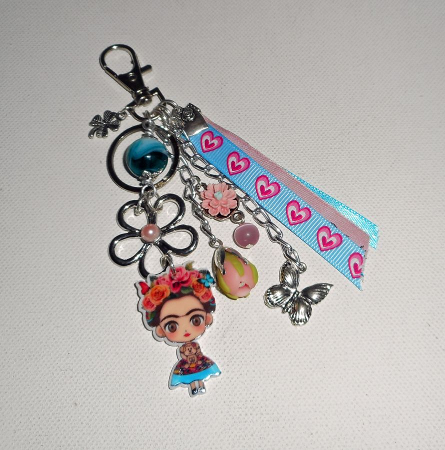 Taschen-/Schlüsselanhänger-Schmuck Frida in Rosa und Blau mit Blumen und Bändern