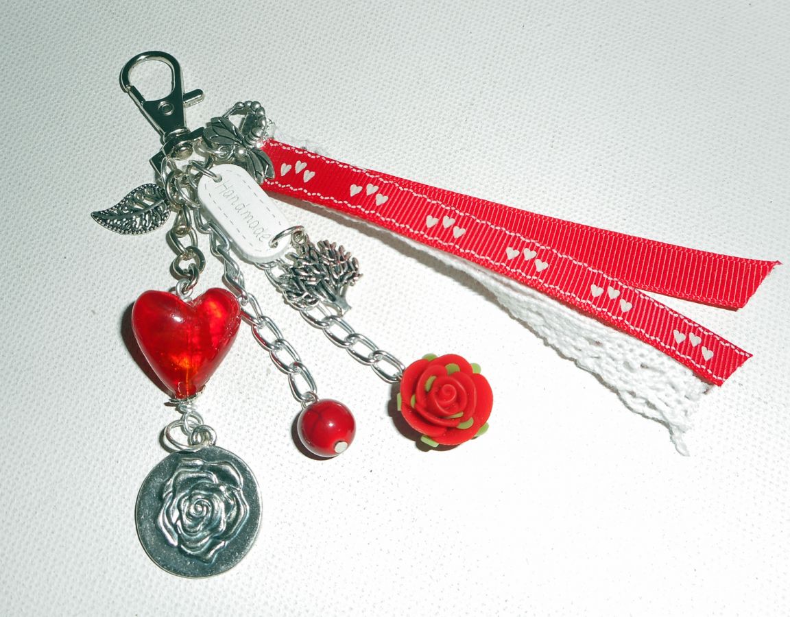 Taschenschmuck/Schlüsselanhänger Herz aus rotem Glas mit Spitze und Bändern