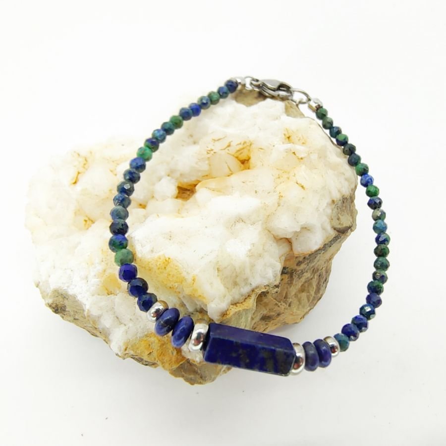 Feines Armband aus Lapislazuli-Steinen 