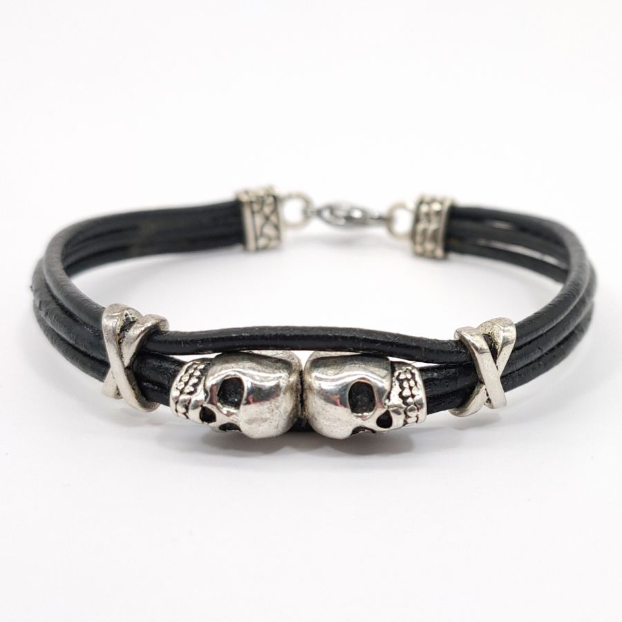 Herrenarmband aus schwarzem, mehrreihigem Leder mit doppelter Totenkopfperle 