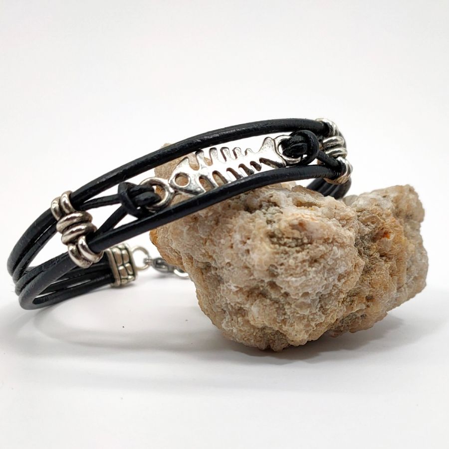 Herrenarmband aus schwarzem, mehrreihigem Leder mit Fischgrätenmuster aus silbernem Metall