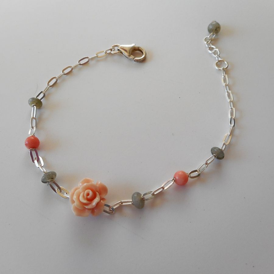 Armband aus Labradorit- und Korallensteinen mit Rose an einer Kette aus 925er Silber