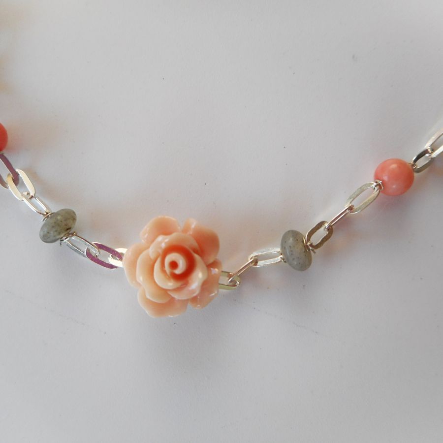 Armband aus Labradorit- und Korallensteinen mit Rose an einer Kette aus 925er Silber