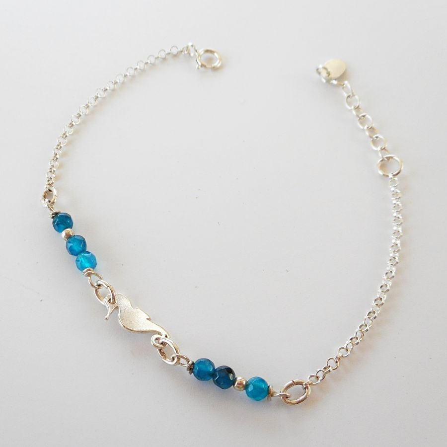 Armband aus blauen Achatsteinen mit Seepferdchen an einer Kette aus 925er Silber