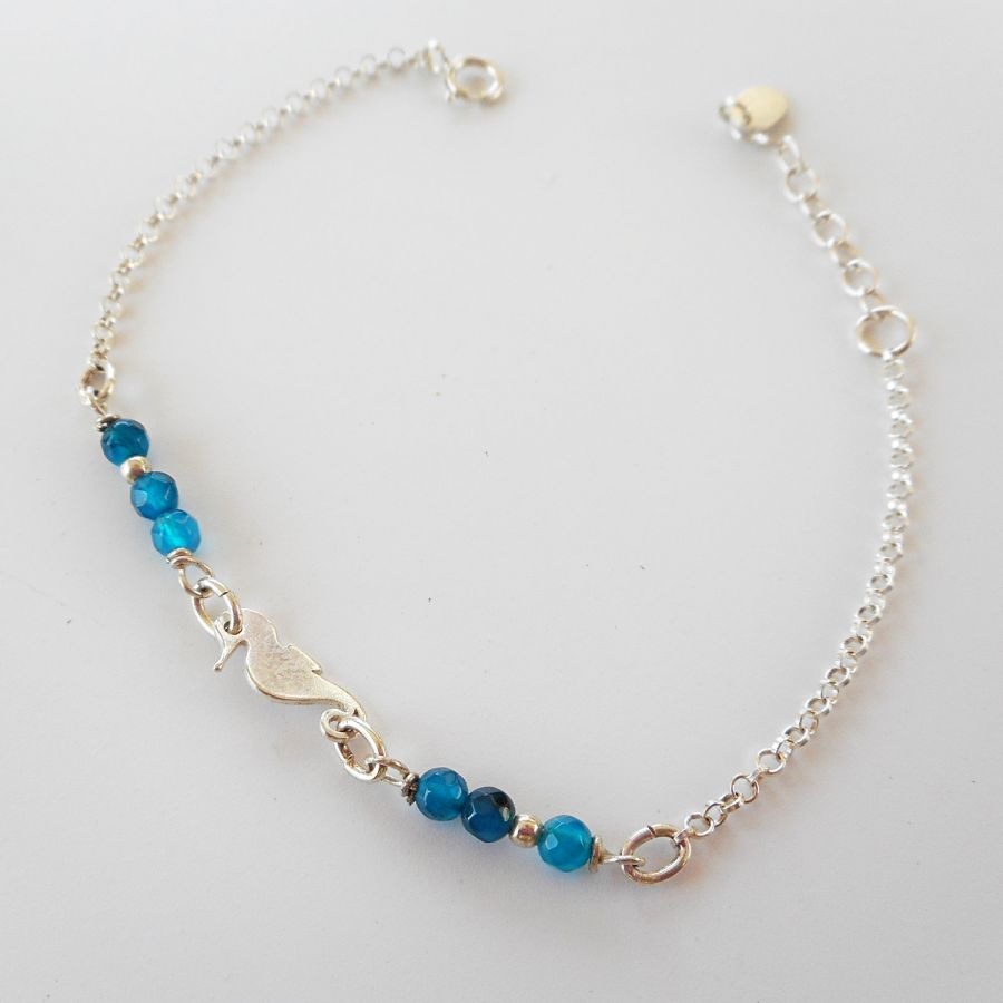 Armband aus blauen Achatsteinen mit Seepferdchen an einer Kette aus 925er Silber