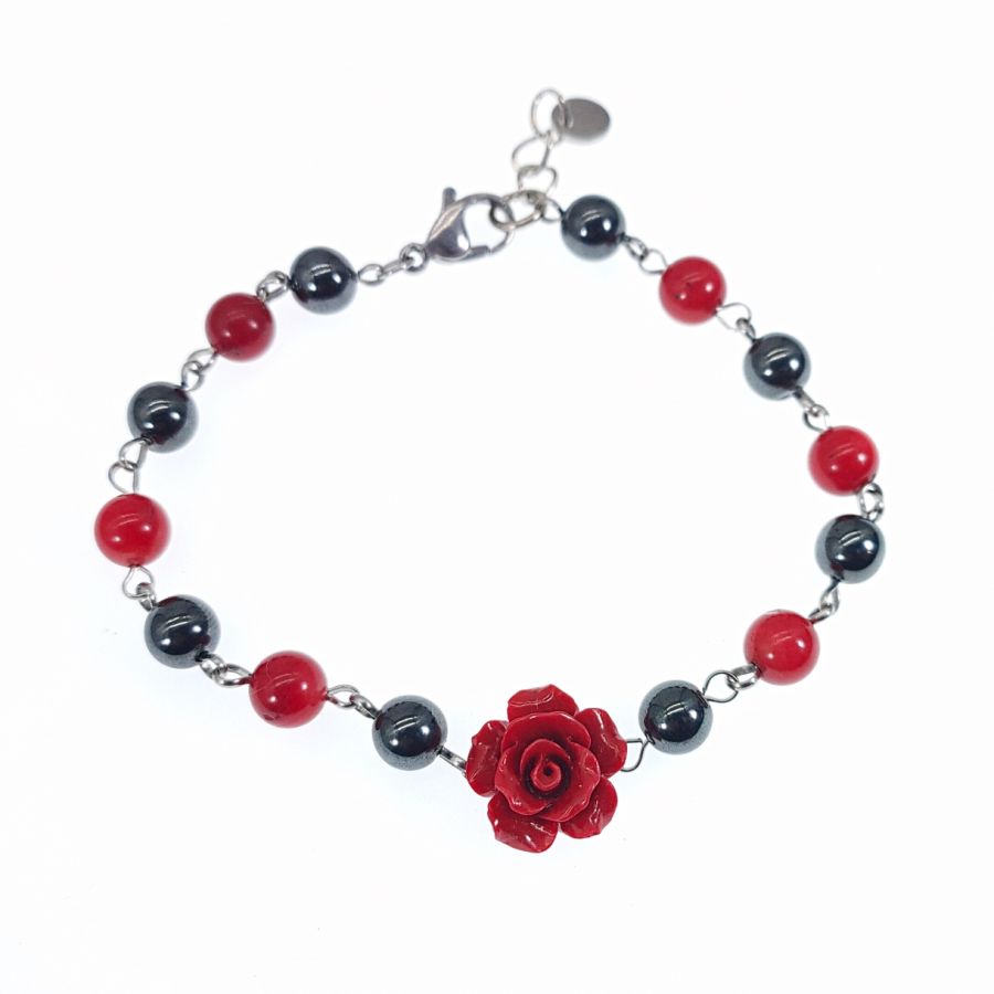 Armband aus Hämatitsteinen mit roter Rose