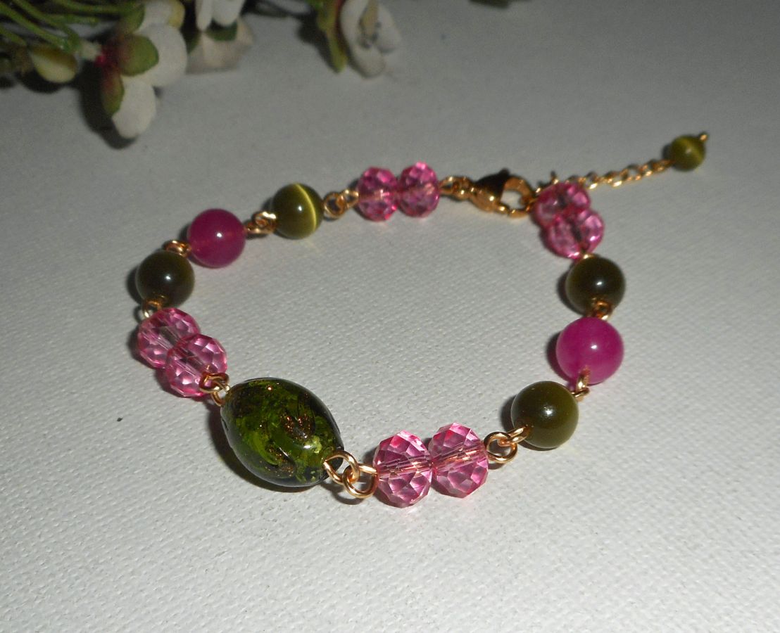 Armband aus Muranoglas und rosa und grünem Kristall an einer goldenen Stahlkette