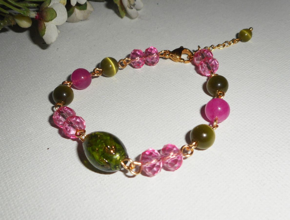 Armband aus Muranoglas und rosa und grünem Kristall an einer goldenen Stahlkette