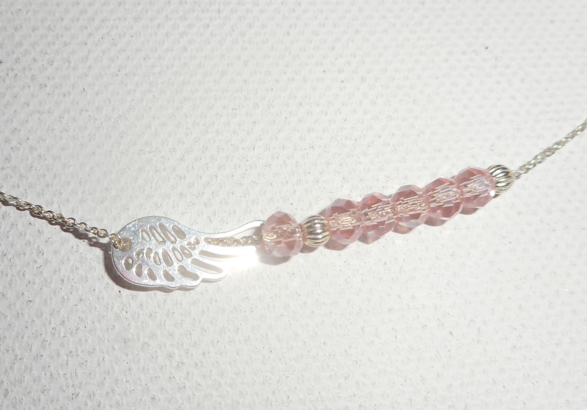 Halskette aus 925er Silber mit kleinem Flügel und rosa Kristallperlen