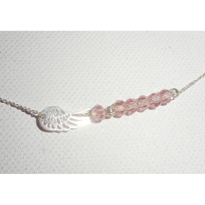 Halskette aus 925er Silber mit kleinem Flügel und rosa Kristallperlen