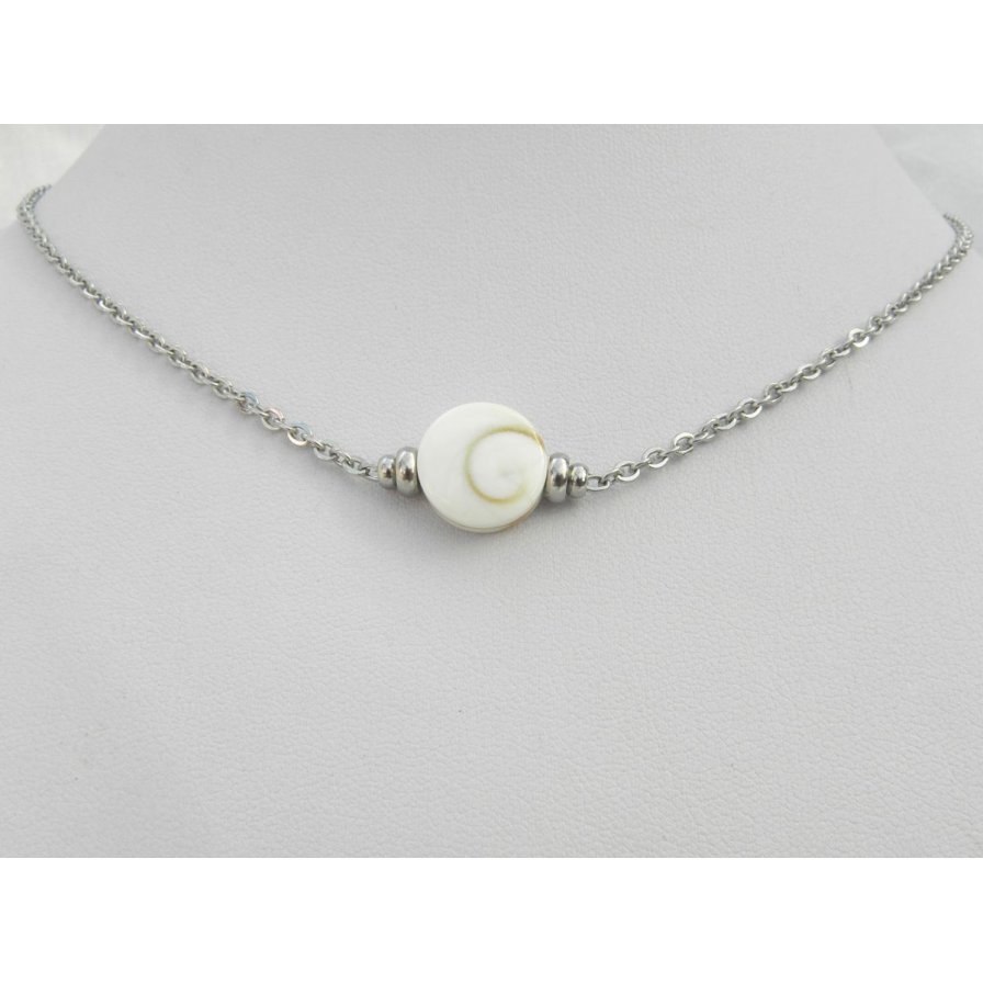 Collier solitaire avec coquillage oeil de Ste Lucie ronde et perles en acier inoxydable