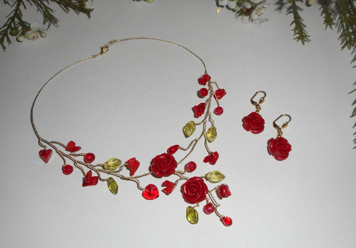 Parure aerienne avec roses rouges et perles de verre