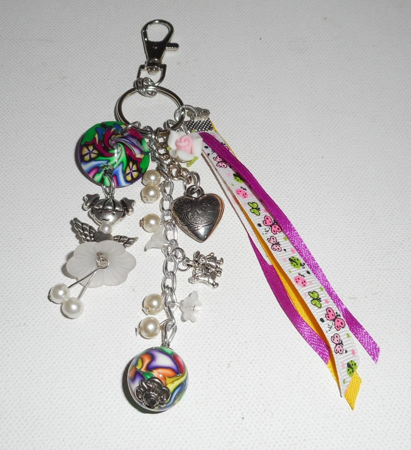 Schlüsselanhänger/Taschenschmuck Puppe weiß mit Perlen und bunten Bändern