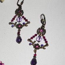 Stecker Ohrringe mit Blumen und Perlen in violettem und grünem Kristall