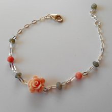 Armband aus Labradorit- und Korallensteinen mit Rose an einer Kette aus 925er Silber